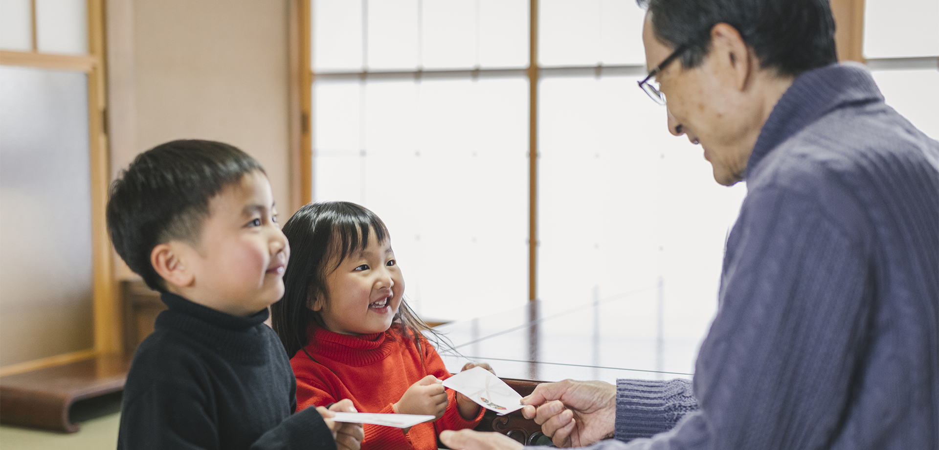 孫への生前贈与のやり方と、注意点とは？ 「孫に財産をのこしたい」「孫に教育資金を送りたい」など、孫へ財産を生前贈与したいと考える方は少なくありません。孫 への生前贈与をおこなう際の方法や注意点について、わかりやすく解説します。